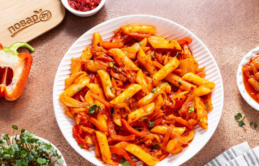 1. Этап. Токпокки с кимчи: Перед подачей можно добавить мелко нарезанный зеленый лук или кинзу. Токпокки с кимчи готово, приятного вам аппетита!