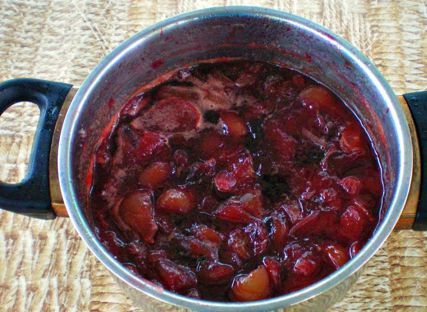 1. Этап. Варенье из груш и слив: Варенье варим около часа, когда оно стало гуще, перемешиваем.