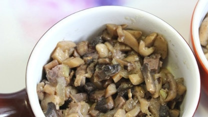 1. Этап. Жюльен из языка: Затем к свиному языку добавьте грибы с луком.