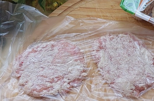 1. Этап. Манговый Верзила с котлетой из индейки: Далее приступаем к котлетам. Для приготовления стейка, берем котлету, помещаем ее в пакет и расплющиваем ладонью.