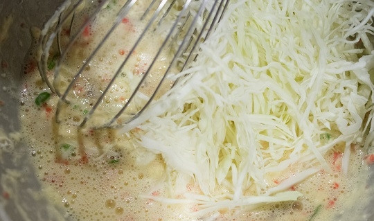 1. Этап. Окономияки: 5. Добавьте мелко нашинкованную капусту.