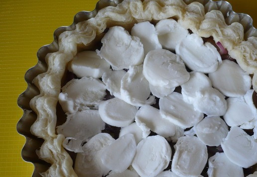 1. Этап. Слоеный пирог с беконом и ветчиной: Сверху на лук положите нарезанную ломтиками моцареллу.