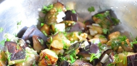 1. Этап. Баклажаны с чесноком соленые: В миске смешиваем зелень, чеснок и баклажаны.