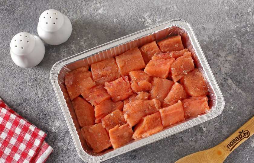 1. Этап. Горбуша с баклажанами: Сверху распределите филе горбуши.