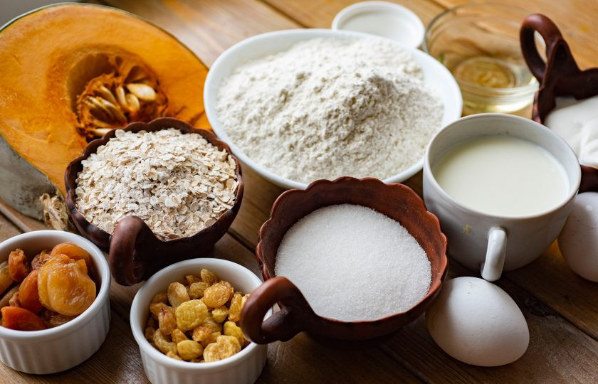 1. Этап. Тыквенно-овсяный пирог: Подготовьте все необходимые ингредиенты. Кусочек тыквы почистите от семян и кожуры.