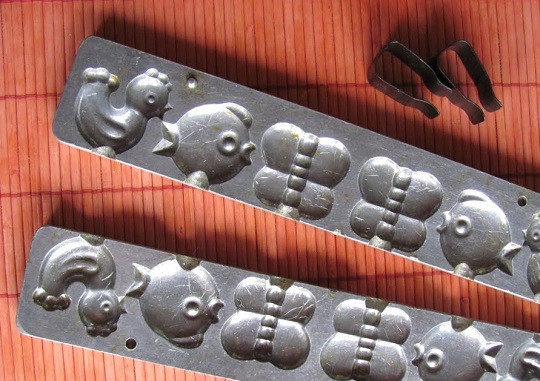 1. Этап. Конфеты из сахара: 4. Специальные формочки или любую другую предварительно нужно смазать маслом, чтобы конфеты потом легко снимались.