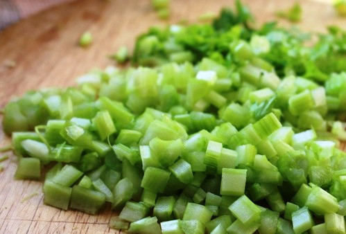 1. Этап. Простой суп из чечевицы: Измельчите сельдерей.