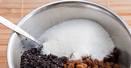 1. Этап. Рулет с маком без дрожжей: Мак отвариваем в молоке (до полного уваривания молока). Мак должен остыть, затем смешиваем его с промытым изюмом и сахаром.