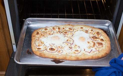 1. Этап. Пицца с творогом: 4. Во второй раз пицца с творогом в домашних условиях запекается минут 5-7.