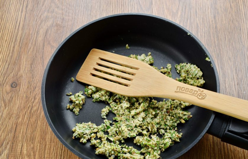 1. Этап. Дорадо по-средиземноморски: Ореховую массу слегка обжарьте на сухой сковороде.