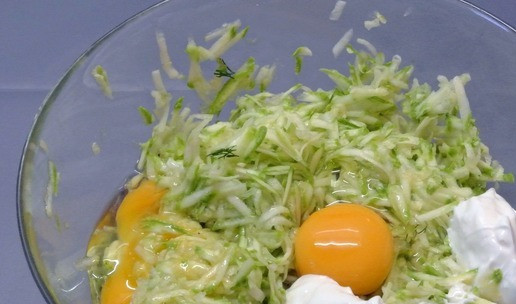 1. Этап. Вафли из кабачков: Выложить сметану.