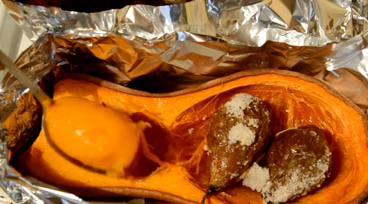 1. Этап. Простой десерт из запеченной тыквы: 4. Выпекаем тыкву при температуре 170-180 градусов около 1 часа, после этого выключаем духовку и оставляем тыкву до полного остывания.