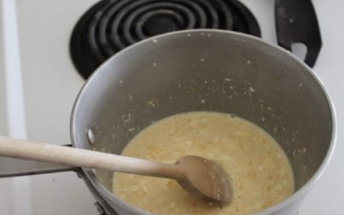 1. Этап. Трубочки с изюминкой: 2. Отправьте сотейник на огонь и варите смесь до образования густой консистенции, регулярно помешивая.