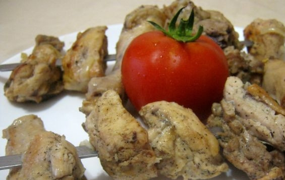 1. Этап. Шашлык из курицы с уксусом: Затем наденьте курицу на шампура, жарьте её на мангале или гриле до готовности. Приятного аппетита!