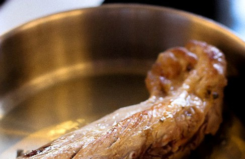 1. Этап. Свинина в тесте в духовке: Хорошо разогреваем на сильном огне сковороду с растительным маслом, обжариваем на ней со всех сторон вырезку до образования румяной корочки. Обжариваем максимум 3-4 минуты.