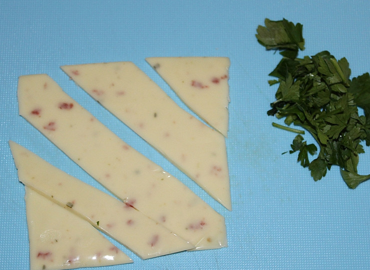 1. Этап. Завтрак чемпиона: 4. Нарежьте тонкими кусочками пластинку плавленого сыра (можно с беконом) и зелень.