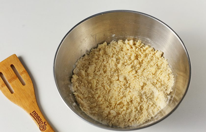 1. Этап. Творожное печенье на сковороде: Перетрите все руками до состояния крошки.