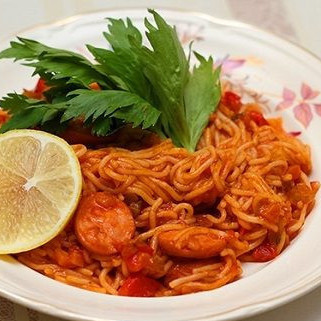 Спагетти с сосиской и соусом