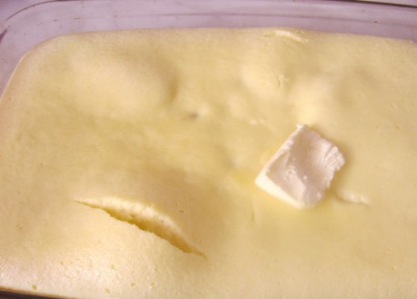 1. Этап. Пудинг из творога и манки: 3. Достанем наш пудинг, и аккуратно распределим по поверхности масло. Отправим обратно еще на 5-7 минут в духовку, чтоб зарумянилась корочка.