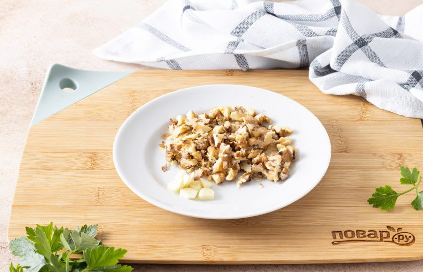 1. Этап. Паштет из нута с грецким орехом: Грецкие орехи подсушите в сковороде до золотистого цвета, затем измельчите в блендере или просто крупно порубите. Зубчик чеснока очистите и порежьте пластинами.