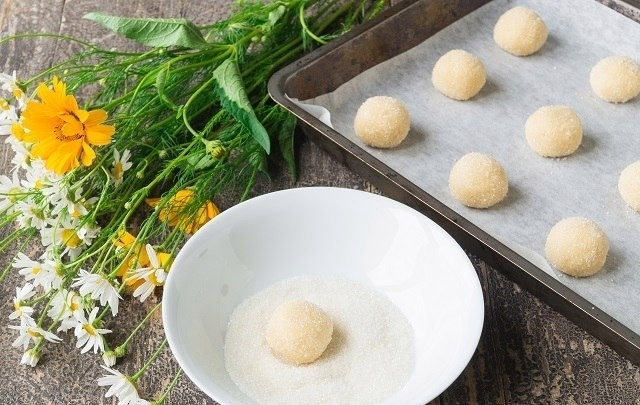 1. Этап. Простой рецепт домашнего печенья: Скатайте из теста шарики и обваляйте каждый в сахаре.