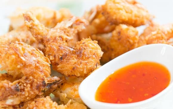 1. Этап. Креветки в кокосовой стружке: Подавайте креветки в панировке с остро-сладким соусом. Приятного аппетита!