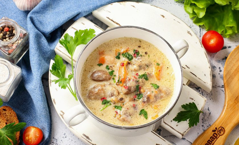 1. Этап. Куриные сердечки в мультиварке в сливках: Подавайте блюдо в горячем виде, по желанию украсив свежей зеленью. Приятного аппетита!