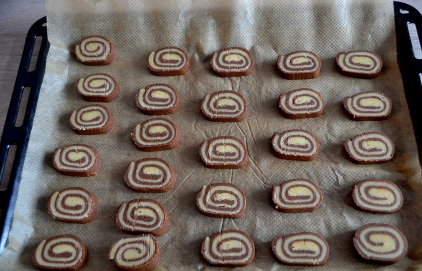 1. Этап. Саксонское печенье: Нарежьте охлажденное тесто на ломтики толщиной примерно в 1 см. Выложите на лист для выпечки, выпекайте печенье при температуре 180 градусов 15-20 минут.