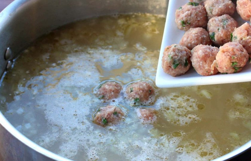 1. Этап. Итальянский свадебный суп: Когда лук обжарится, влейте бульон, доведите до кипения. Затем аккуратно опустите фрикадельки в суп.