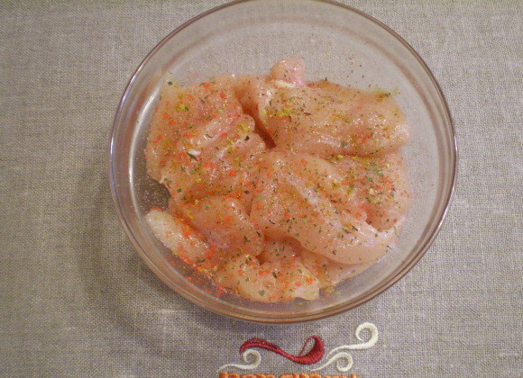 1. Этап. Куриная грудка кусочками на сковороде: Куриное мясо нужно посолить, приправить любимыми специями. Я добавила щепотку прованских трав и паприки молотой. Оставляем на 10 минут пропитаться. Можно сбрызнуть соком лимона, так курочка будет еще нежнее.