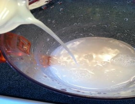 1. Этап. Рисовый напиток: В полученную жидкость добавьте молоко.