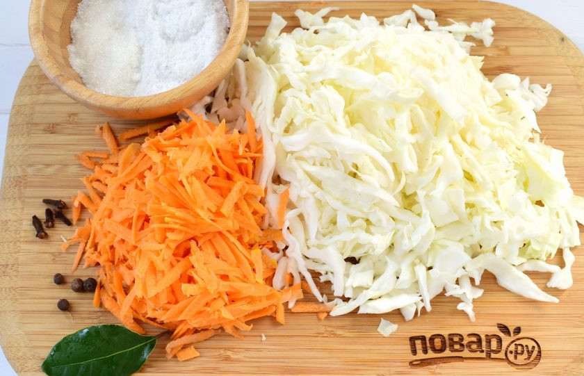 1. Этап. Хрустящая квашеная капуста: В кастрюле налейте кипяченную холодную воду, добавьте соль, сахар, тщательно размешайте. Капусту мелко нашинкуйте, морковь натрите на крупной терке, перемешайте.