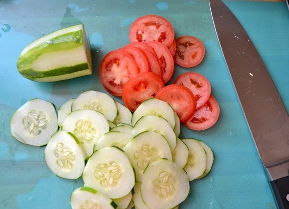 1. Этап. Турецкая шаурма: Нарежьте кружочками промытые помидоры и огурец.