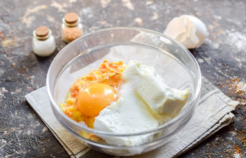 1. Этап. Морковные котлеты с творогом: Добавьте следом яйцо и сахар.