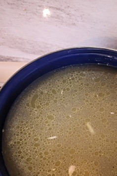 1. Этап. Грибной крем-суп с кинзой: В кастрюлю добавьте обжаренные грибы и лук и нарезанный кубиками картофель, залейте все водой и варите 20 минут, добавьте соль по вкусу