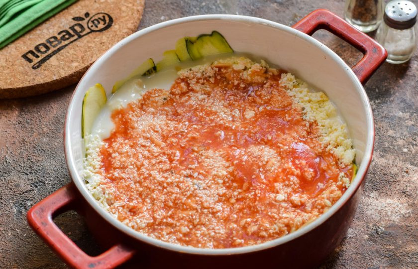 1. Этап. Лазанья из кабачков с рикоттой: Добавьте немного томатного соуса. Повторите слои еще раз.