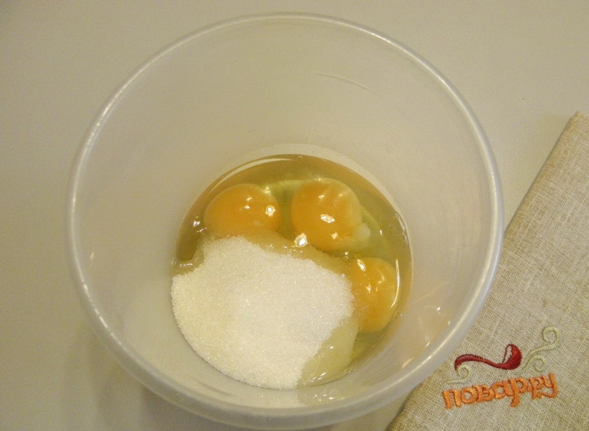 1. Этап. Шарлотка с яблоками в мультиварке: 2. Возьмите удобную тару для миксера. Соедините сахар и яйца.