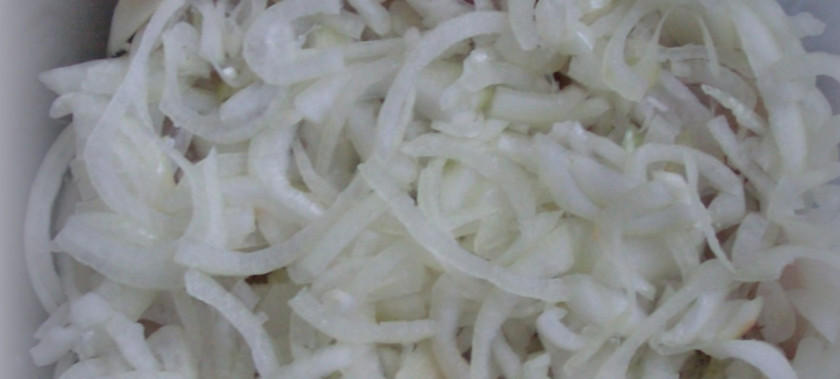 1. Этап. Минтай тушеный в майонезе: На рыбу кладем лук.