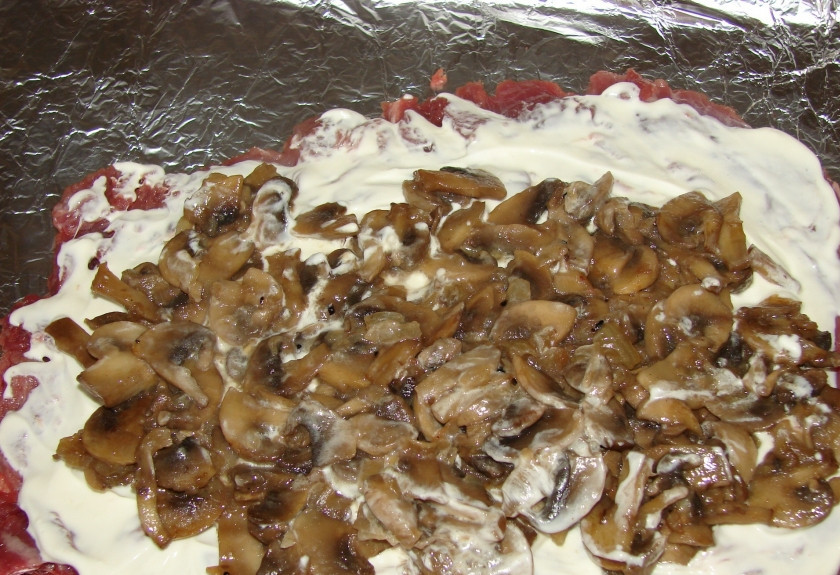 1. Этап. Рулет из индейки в фольге: Выкладываем равномерно грибы с луком.