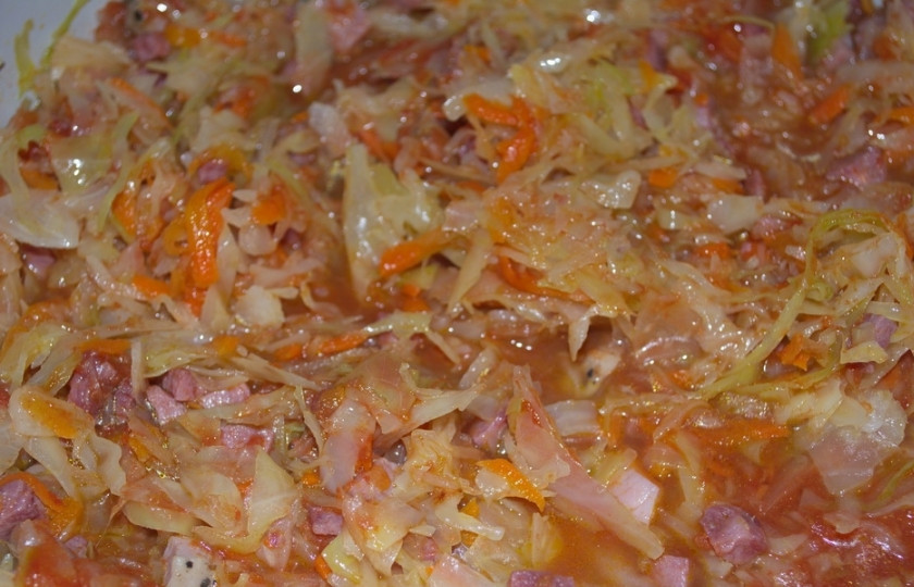 1. Этап. Солянка по-грузински: Добавьте томатный сок. Перемешайте. Тушите до готовности.