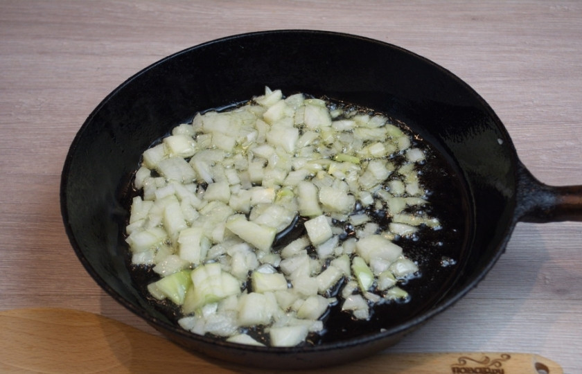 1. Этап. Котлеты по-киевски с грибами: Для приготовления котлет по-киевски с грибами нам необходимо приготовить начинку. Для этого измельчите репчатый лук и обжарьте на растительном масле.