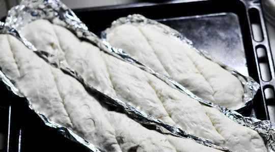 1. Этап. Багет: Затем в тесто добавьте оставшуюся муку. Замешивайте тесто в течение 6 минут. Оставьте его на час. Разделите тесто на порции, сделав форму багетов. Уложите будущие багеты в фольгу, смазанную маслом. Оставьте ещё на 30 минут-час в тёплом месте под полотенцем.