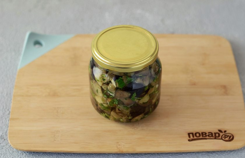 1. Этап. Соленые баклажаны на зиму: Залейте горячий рассолом баклажаны, закатайте крышкой. Переверните верх дном, укутайте в тепло и оставьте так до полного остывания.