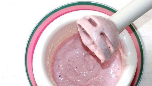 1. Этап. Смузи с пшеничными отрубями: Влейте в чашу блендера пятьдесят миллилитров молока и погружным блендером измельчите все ингредиенты до полной однородности.