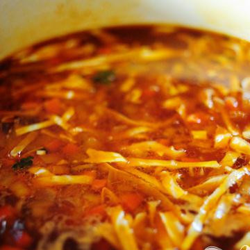 1. Этап. Итальянский суп с фрикадельками: Выложить фрикадельки в бульон. Готовить в течении 10 минут.