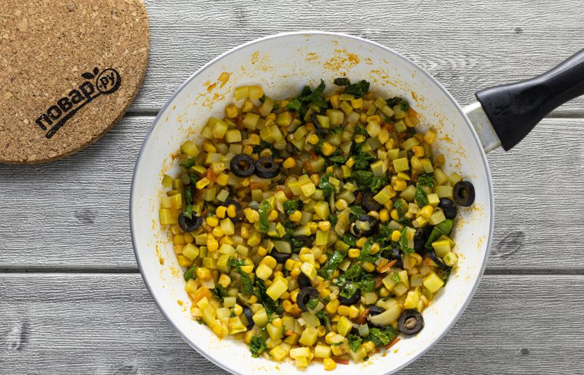1. Этап. Кальцоне с овощами: Для начинки обжарьте нарезанный кубиками репчатый лук и чеснок до золотистого цвета. Добавьте нарезанный на мелкие кубики кабачок и помидоры. Тушите около 15 минут. В конце добавьте каперсы, нарезанные маслины, кейл и кукурузу. Тушите до мягкости кейла пару минут. Посолите по вкусу в конце.