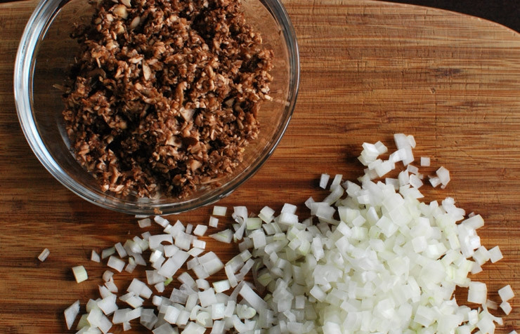 1. Этап. Телячье сердце: 3. Разогрейте сковороду и выложите 3 ломтика бекона, обжарьте и удалите со сковороды, затем измельчите. Оставьте на сковороде около 3 столовых ложек жира. Очистите и измельчите 2 луковицы, грибы, 1 стебель сельдерея, чеснок.