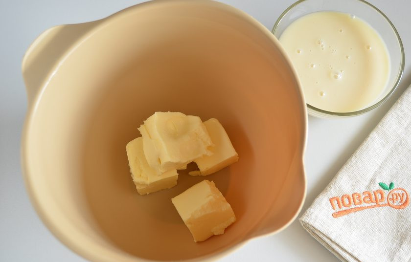 1. Этап. Торт Биткойн: 12. Сливочное масло комнатной температуры переложите в тару для миксера. Взбивайте на максимальных оборотах до воздушной консистенции.