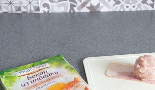 1. Этап. Ленивые голубцы в беконе: На ломтик бекона выложить колобок из фарша.