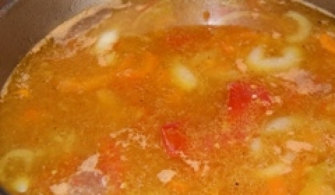 1. Этап. Уха из угря: Когда овощи практически готовы, добавляем бульон и мясо угря, предварительно вынув из него корень петрушки. Довариваем до готовности овощей.